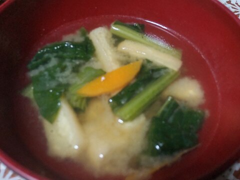 小松菜とにんじんと油揚げの味噌汁